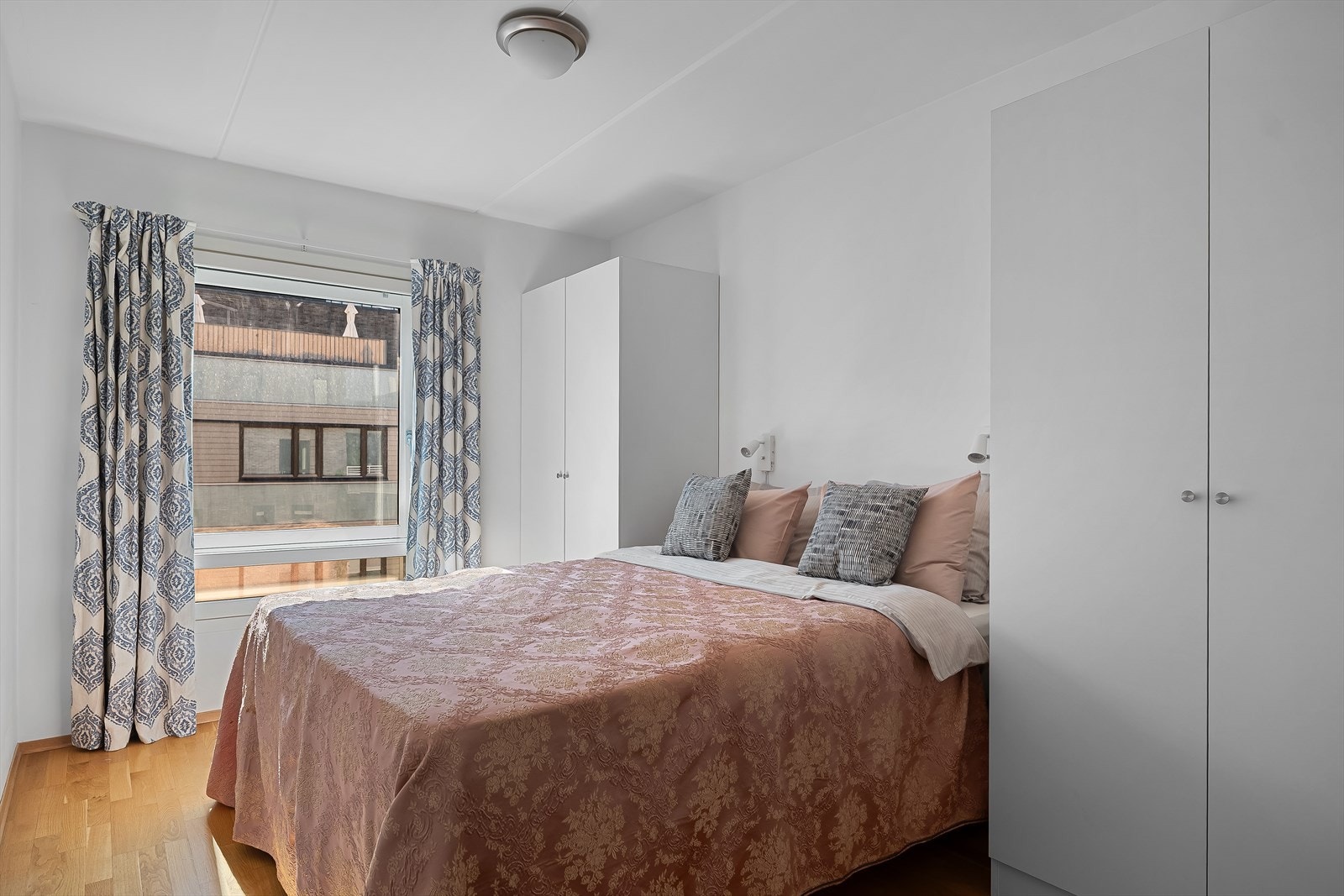 Lyst og romslig soverom med god plass til dobbeltseng Galleribilde