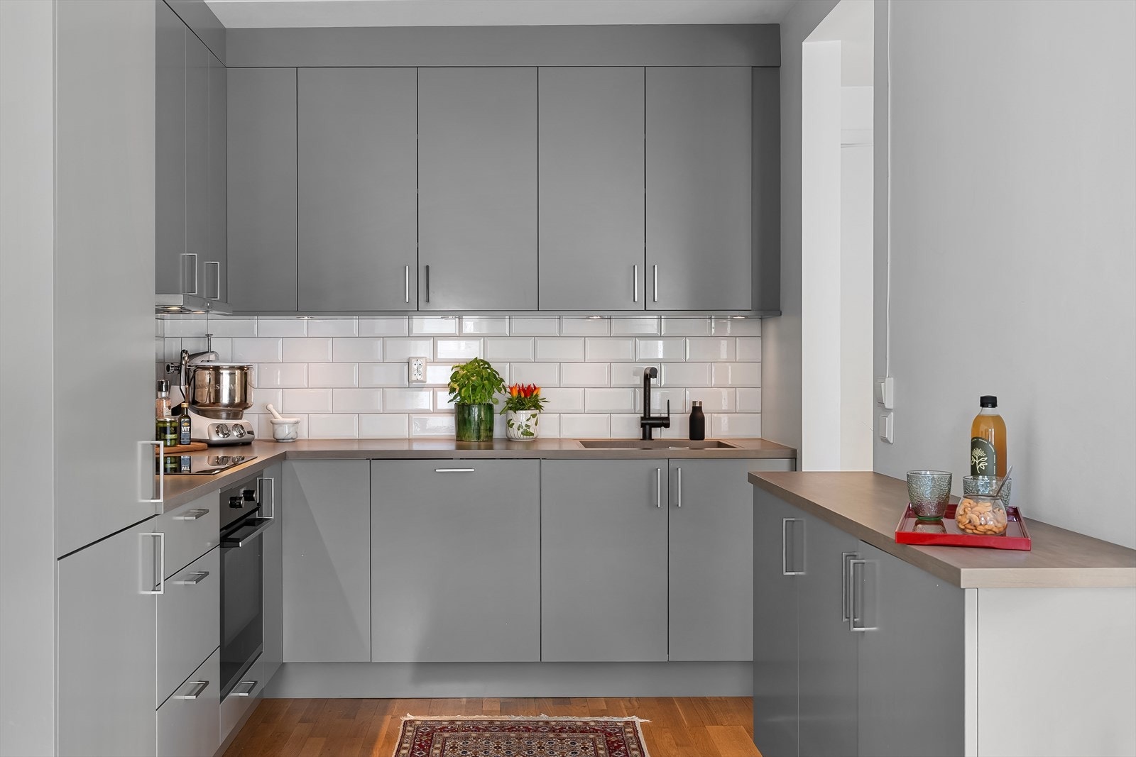 Kjøkkenet er innredet med mekanisk avtrekksvifte over stekesonen og opplegg for oppvaskmaskin Galleribilde