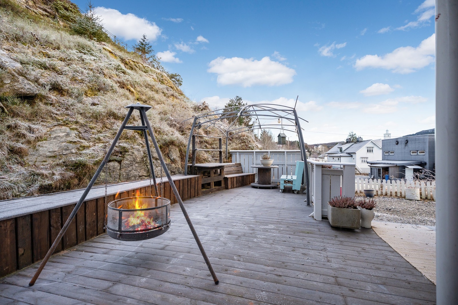 Balkong på baksiden av huset, med den siste parkeringsplassen på grus ved terrassen. Galleribilde