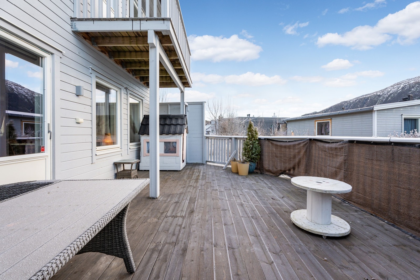 Stor terrasse med rikelig plass til utemøbler. Galleribilde