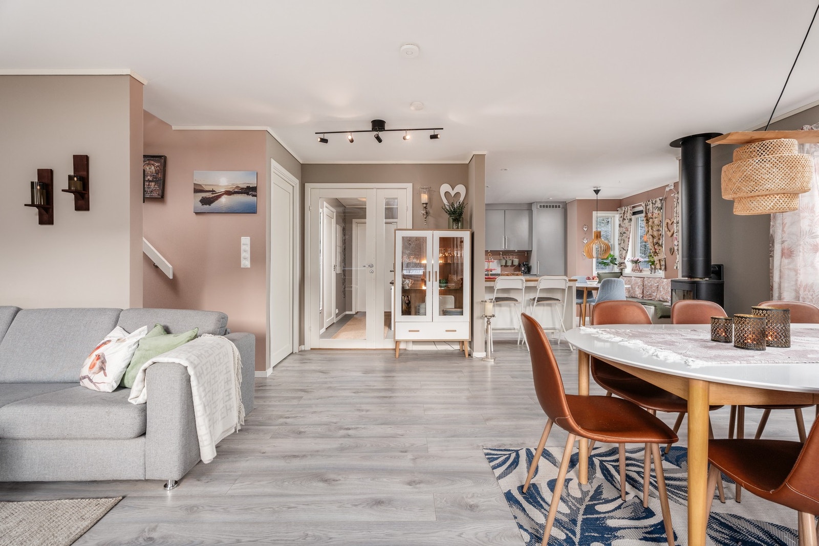 Romslig stue og kjøkken i åpen løsning med flere møbleringssoner. Galleribilde