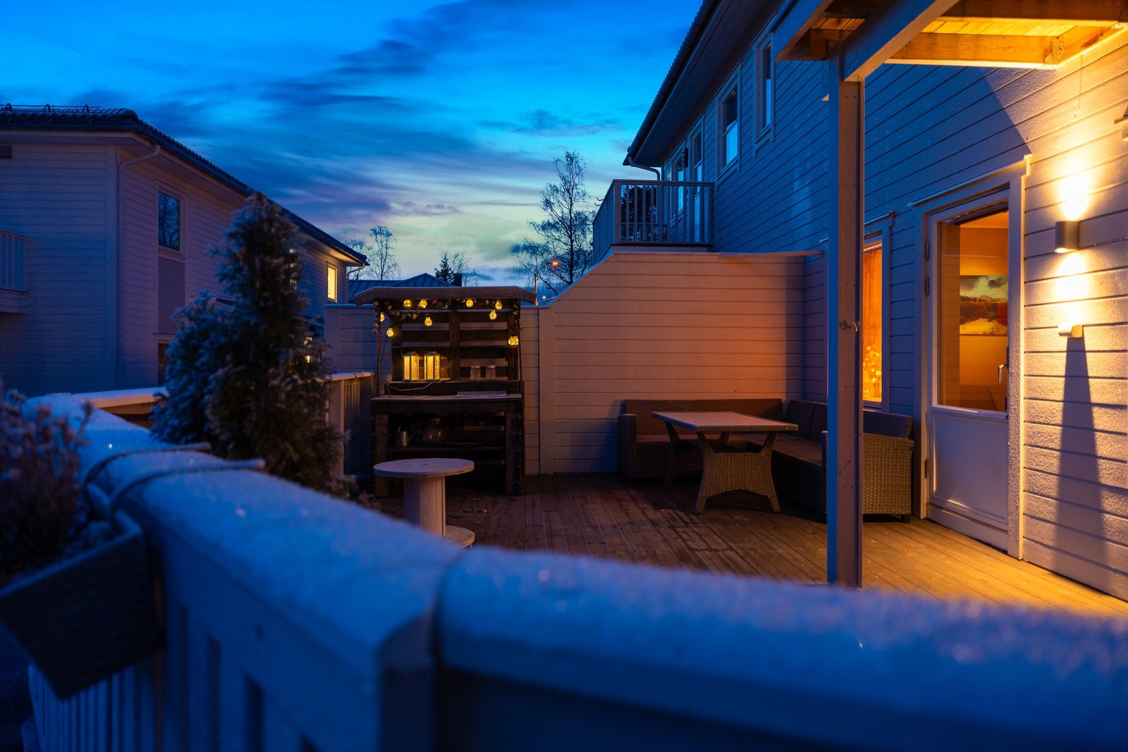 Balkongen på fremsiden av huset. Galleribilde