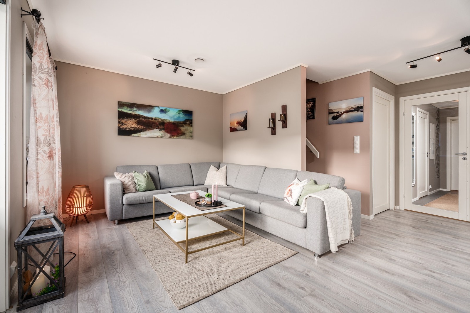 Boligen har godt med lagring på loft og under trapp. Galleribilde