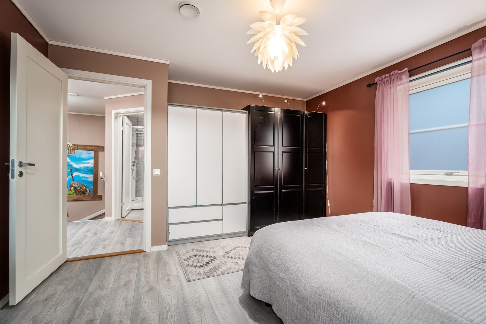Romslig soverom med god plass til en stor dobbeltseng og hele garderoben din. Galleribilde