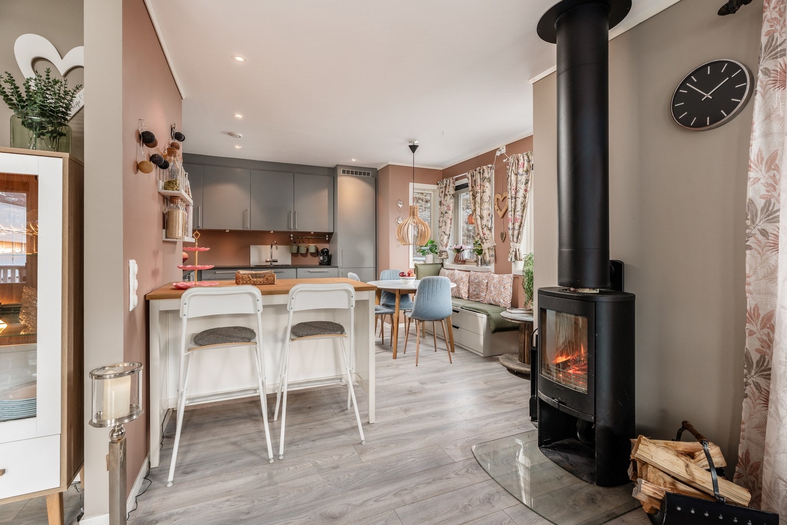 Kjøkken fra HTH i moderne utførelse med smarte løsninger og stilren design. Galleribilde