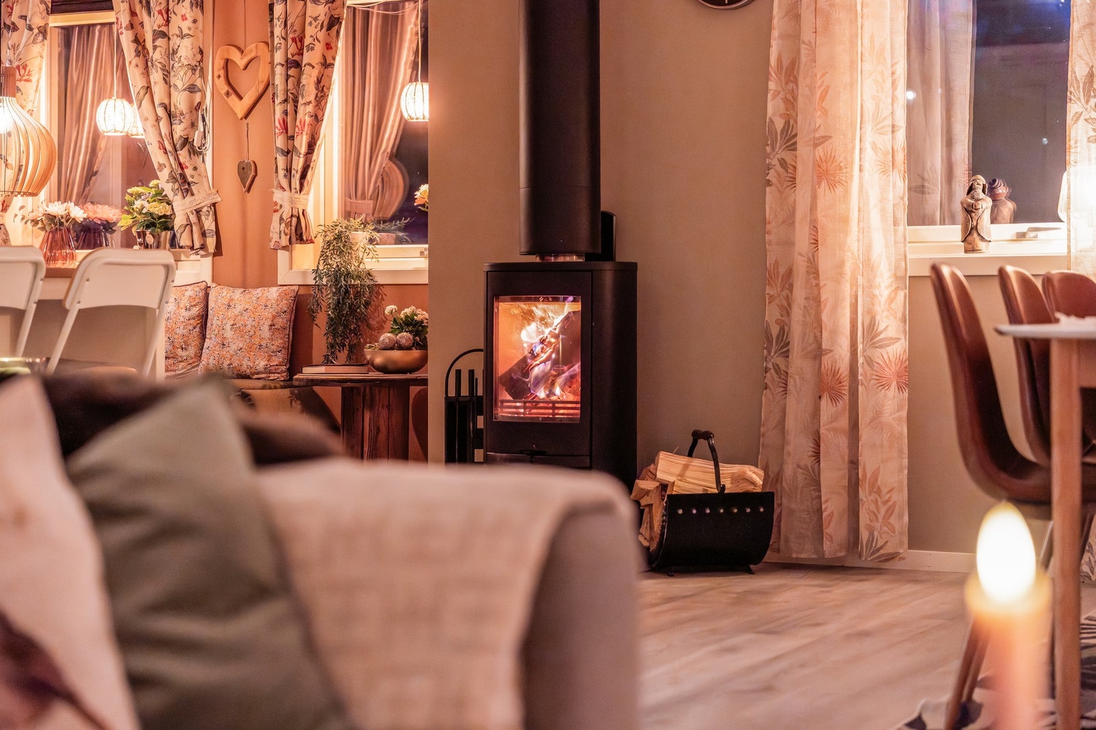 Boligen har vedfyring og varmepumpe som gir en økonomisk og lun løsning. Galleribilde