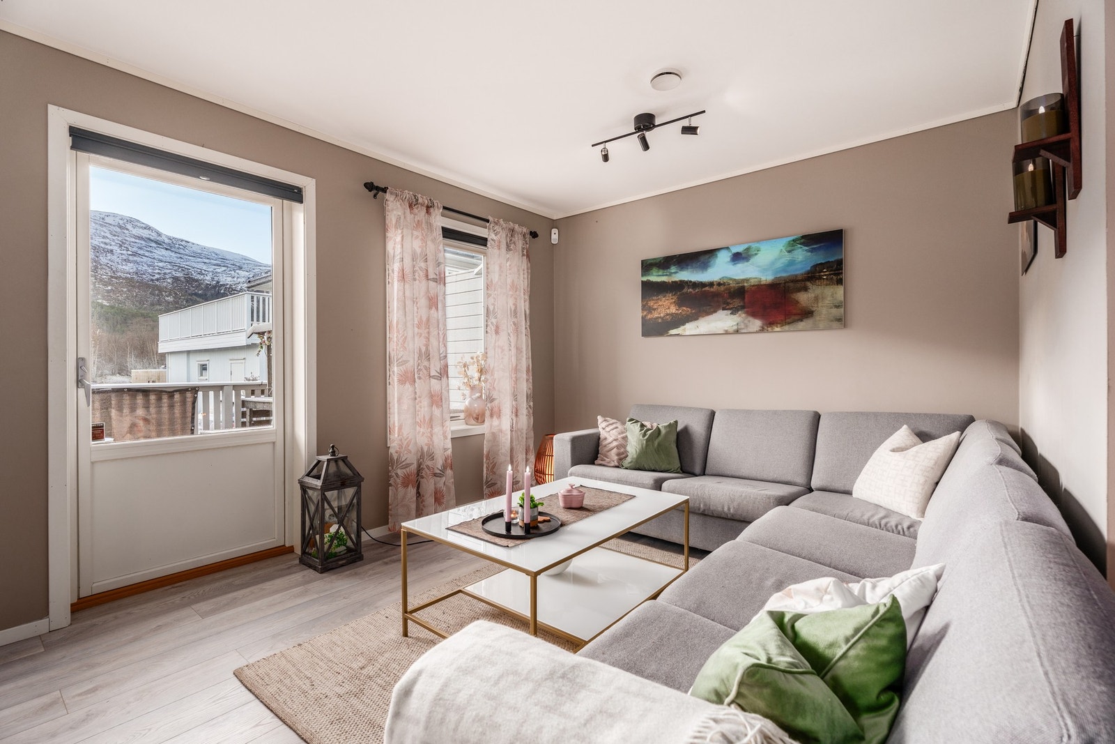 Sofagruppe med utgang til veranda. Galleribilde