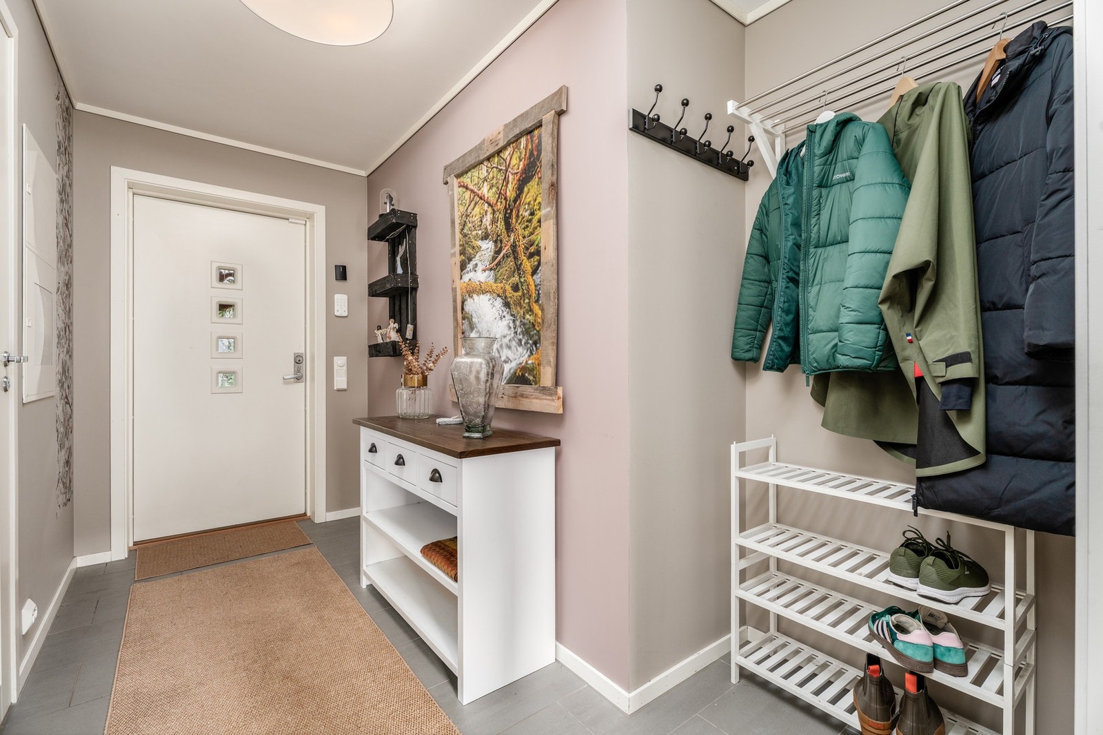 Romslig entré med plass til yttertøy, sko og litt dekor. Galleribilde