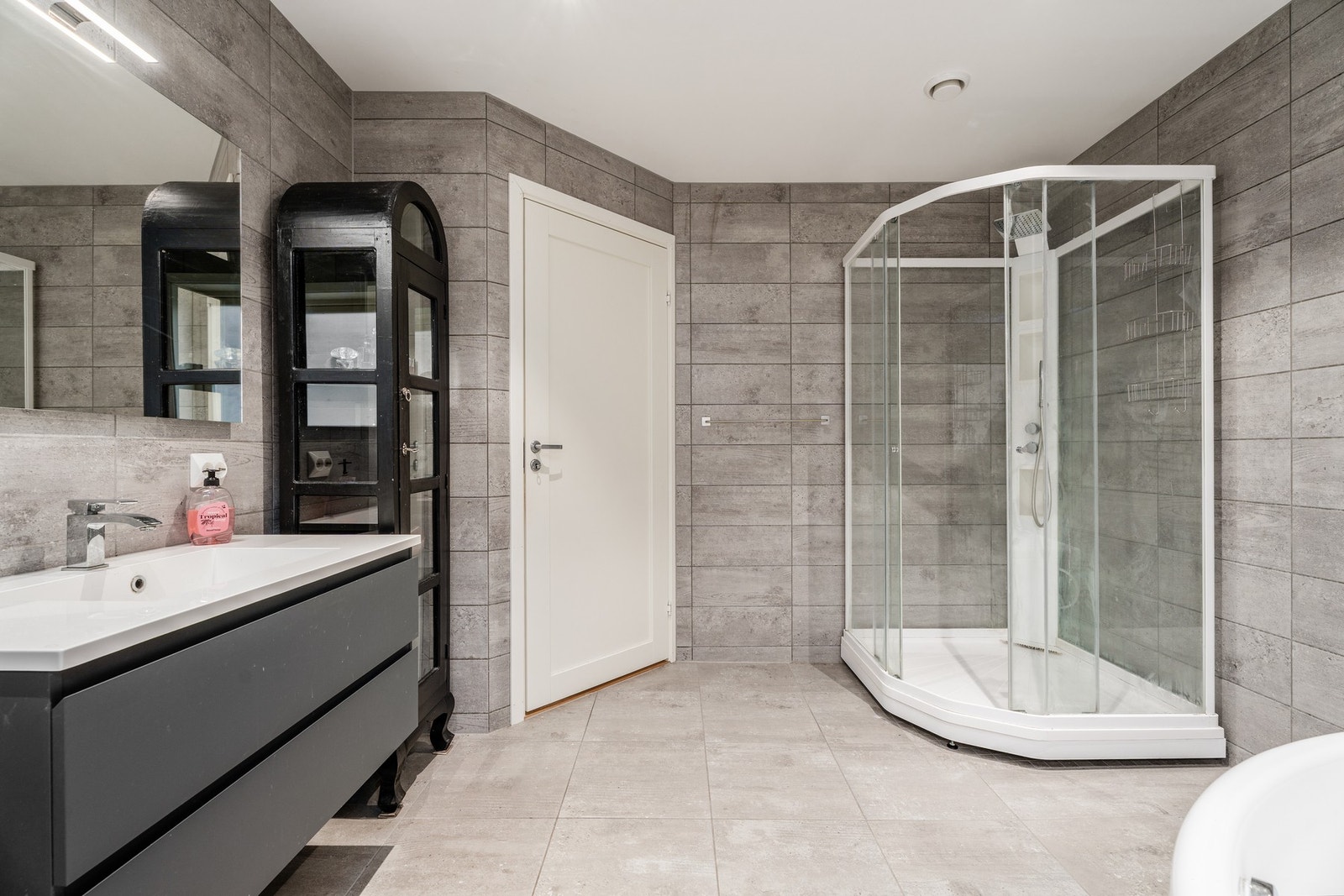 Baderom 2: Stort bad med toalett, dusj og badekar. Galleribilde