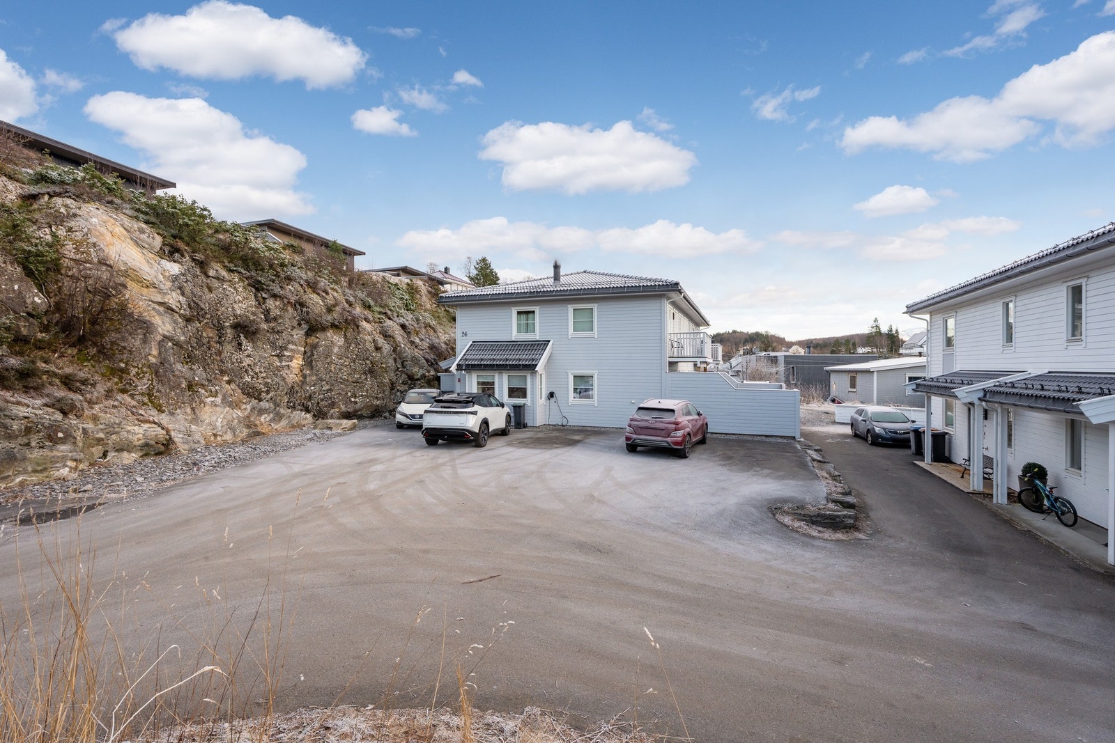 Boligen har rikelig med parkeringsplass på asfaltert og gruslagt grunn Galleribilde