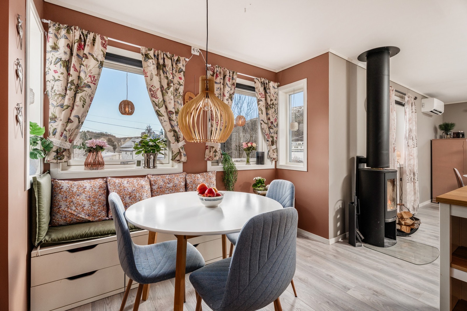 Praktisk utformet krok på kjøkkenet, perfekt for de litt roligere øyeblikkene i dagen. Galleribilde