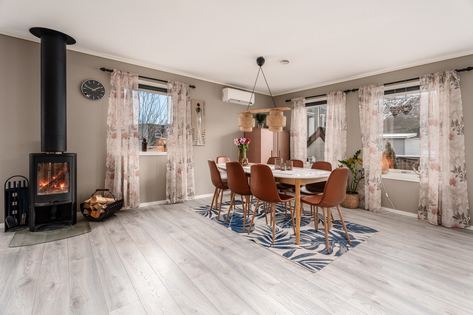 Stuen har rikelig med vinduer som gir en lys og lun stemning. Galleribilde