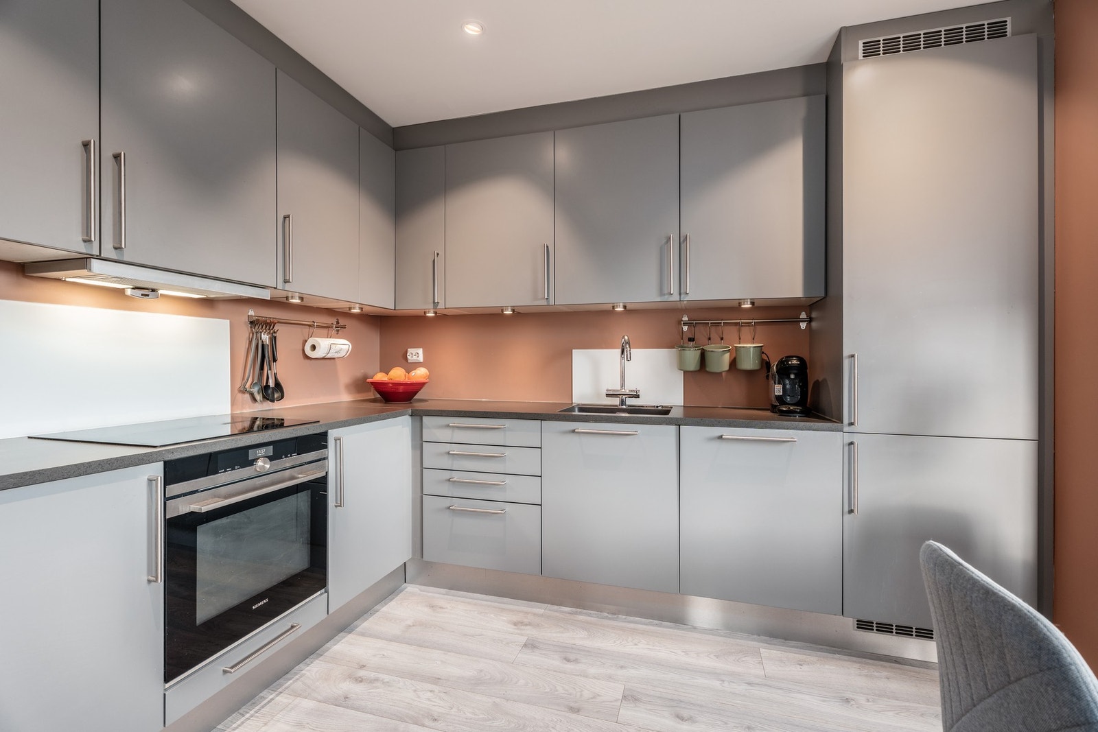 Kjøkkenet er praktisk utformet med mye lagringsplass i over- og underskap. Galleribilde