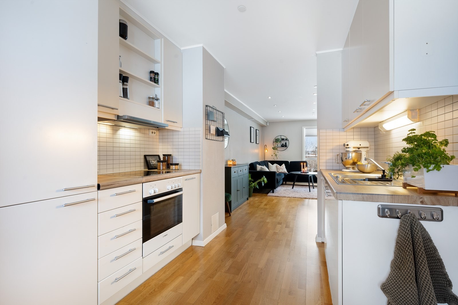 Det er kjøkkenventilator med avtrekk ut. Galleribilde