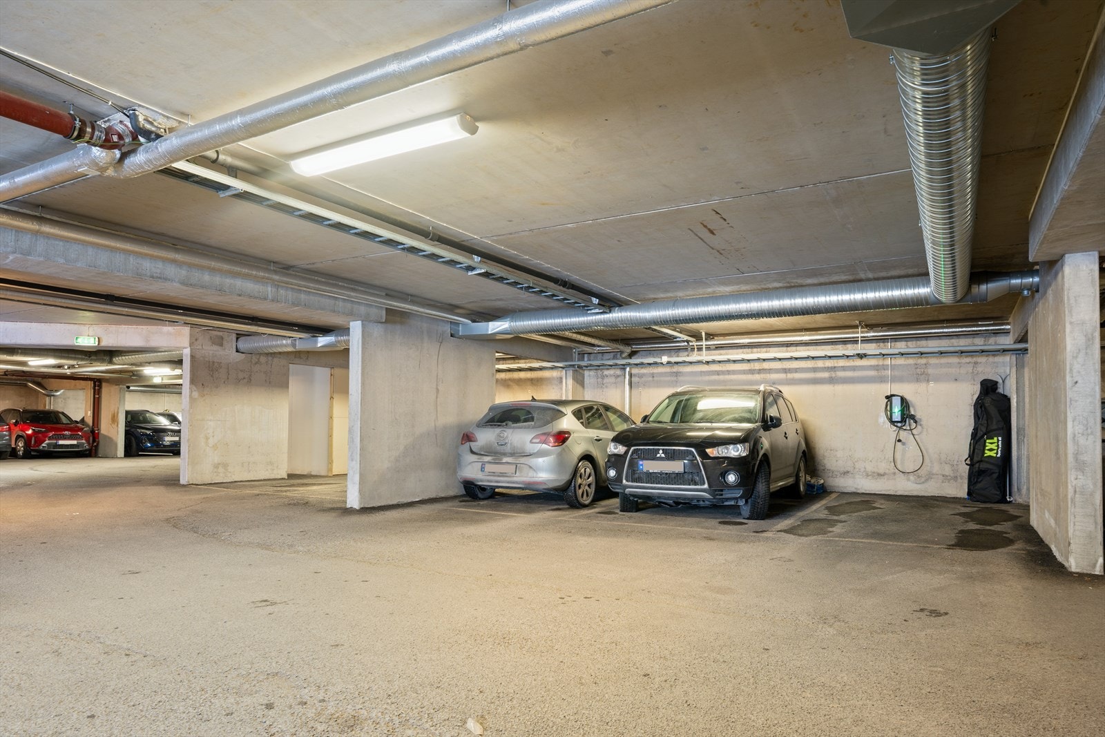 Garasje med elbillader. Galleribilde