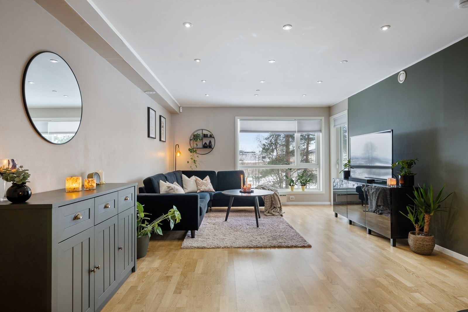 Romslig stue med plass til ønsket møblement. Galleribilde