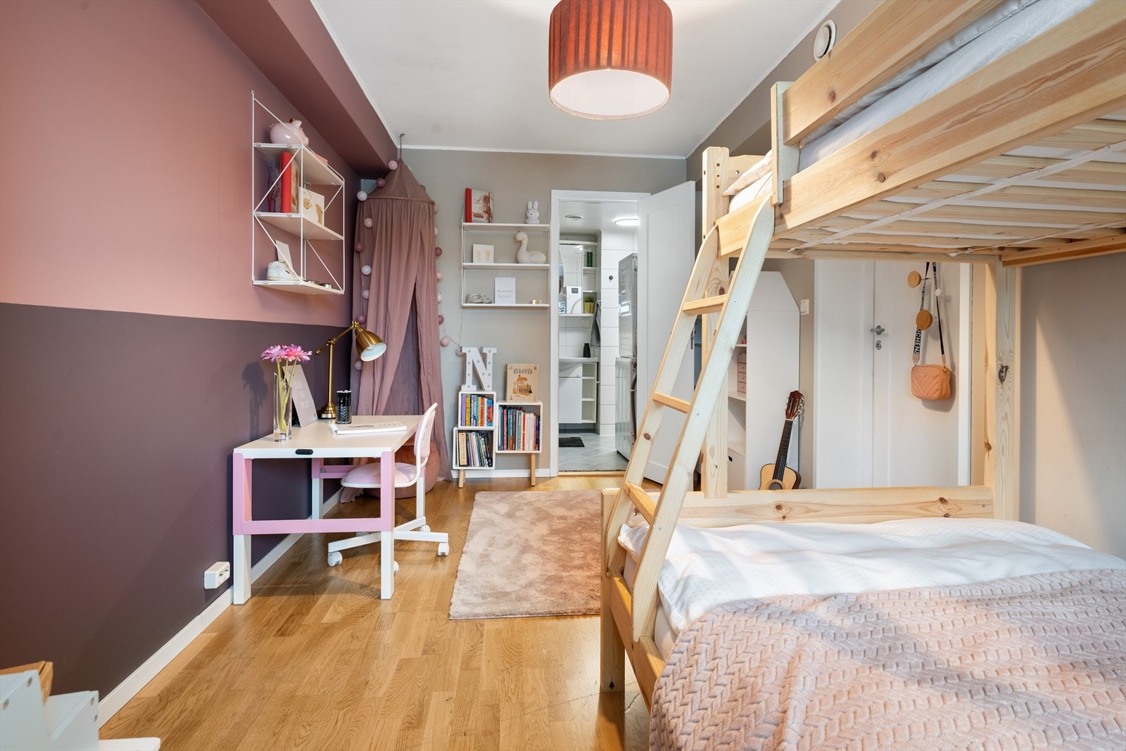 Her har du god plass gode oppbevaringsmuligheter og romslig seng. Galleribilde