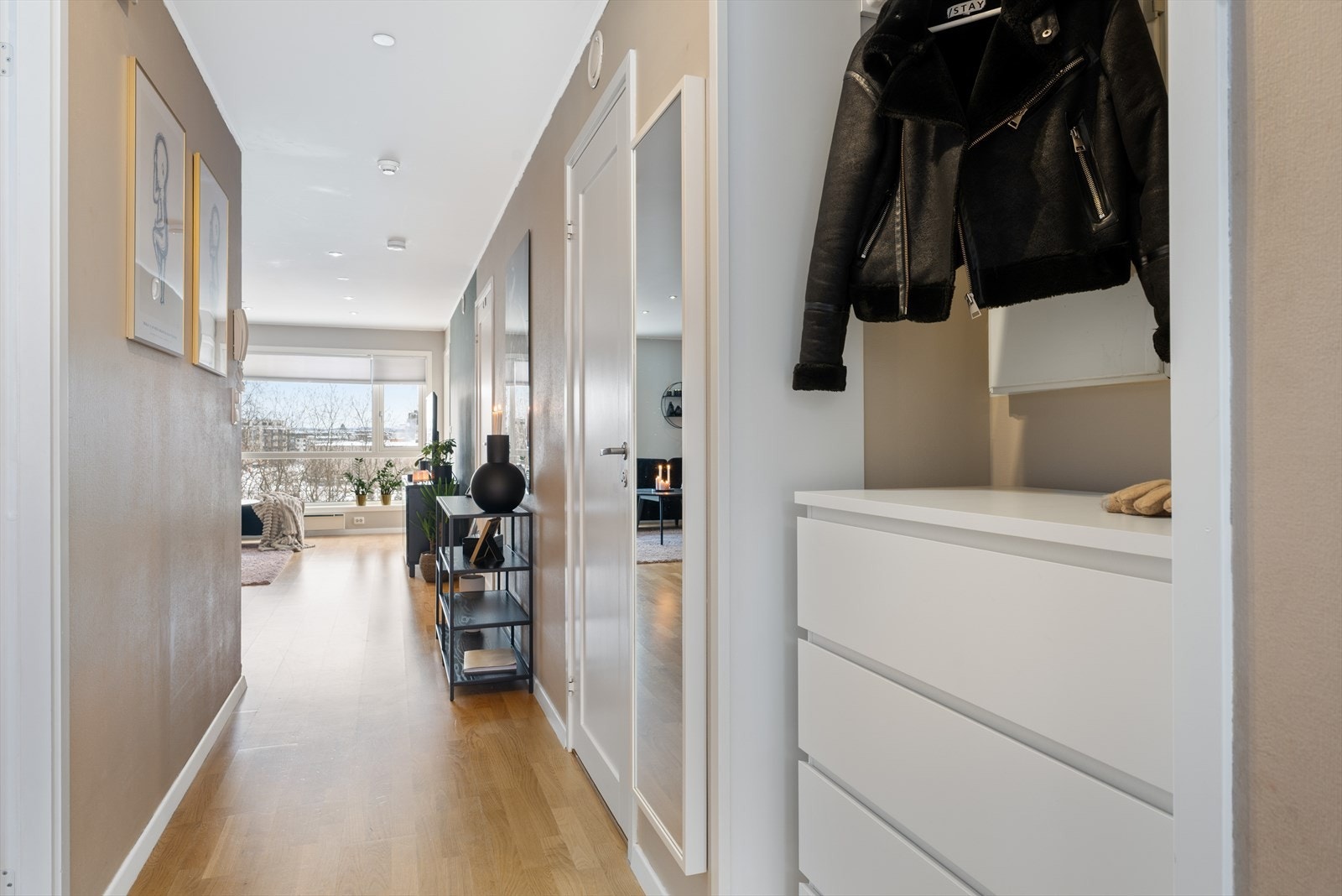 Entré malt i tidløse farger. Galleribilde