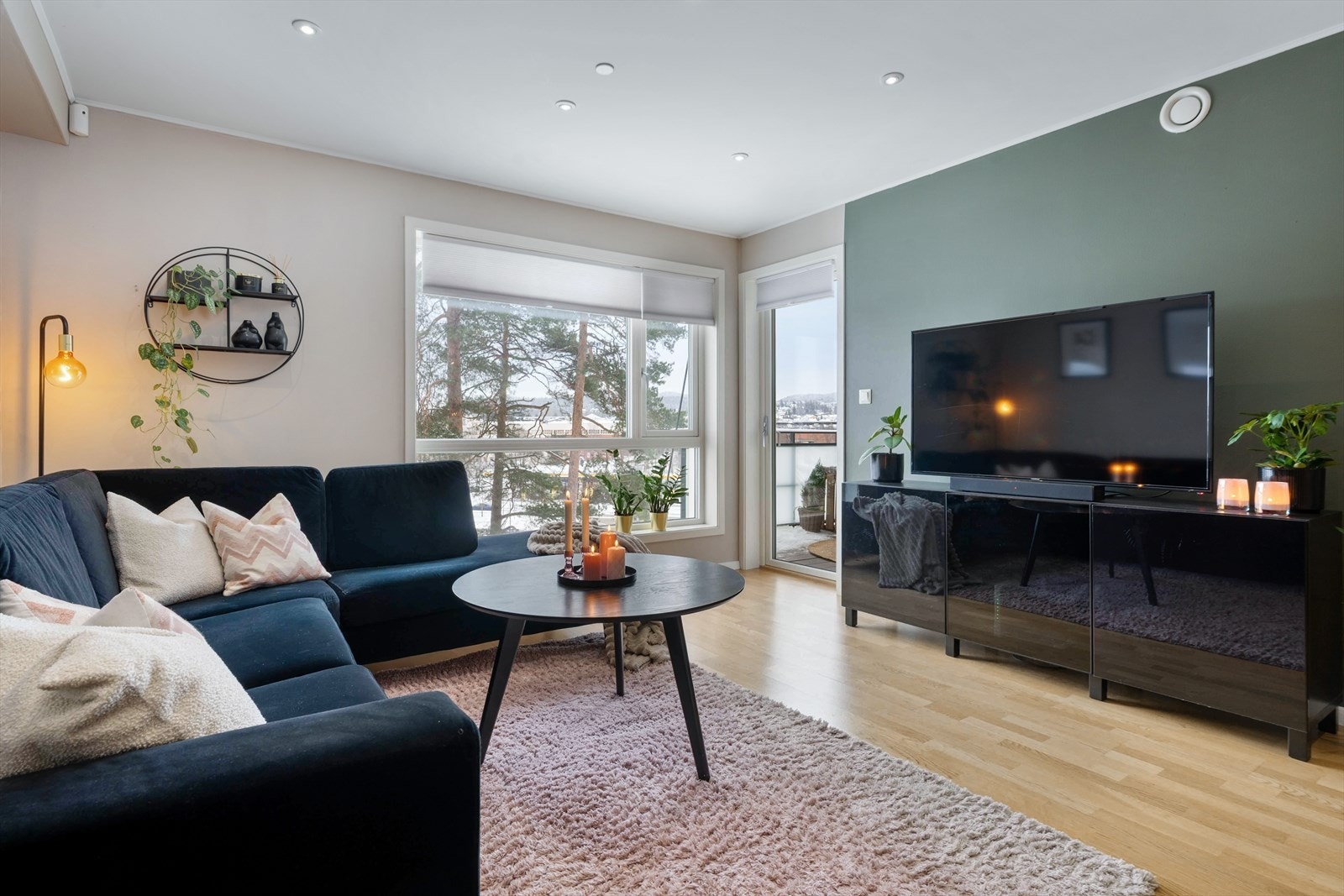 Fra stuen har du direkte utgang til balkongen. Galleribilde