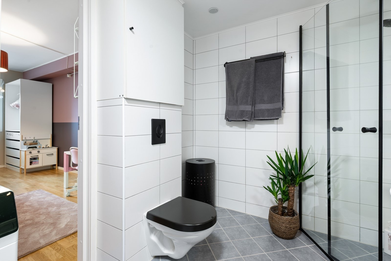 Fra badet er det direkte tilgang til det største soverommet. Galleribilde