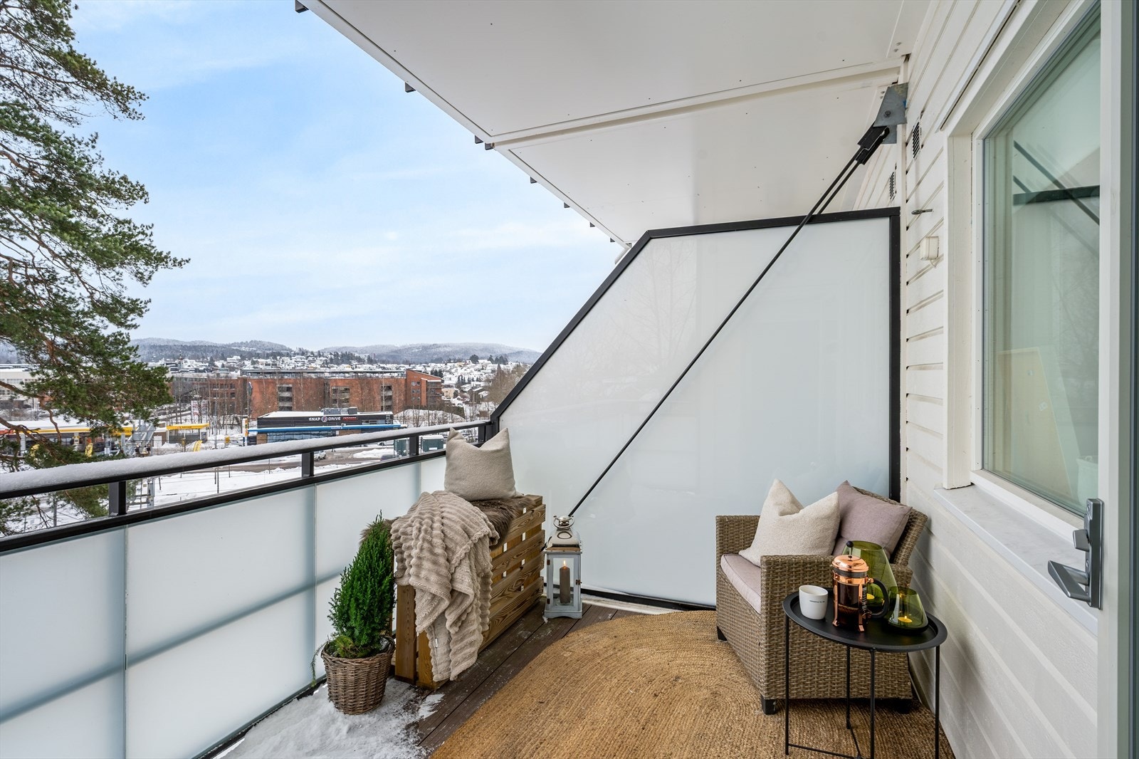 Boligen ligger sentralt og i et meget barnevennlig boligområde med nærhet til skoler, barnehager, offentlig kommunikasjon og det meste av daglige servicetilbud du skulle ha behov for. Galleribilde