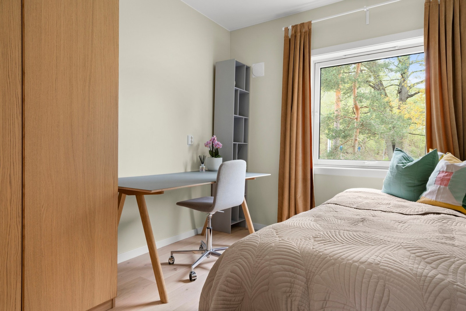 Også her er det garderobeskap og plass til ytterligere møblement Galleribilde