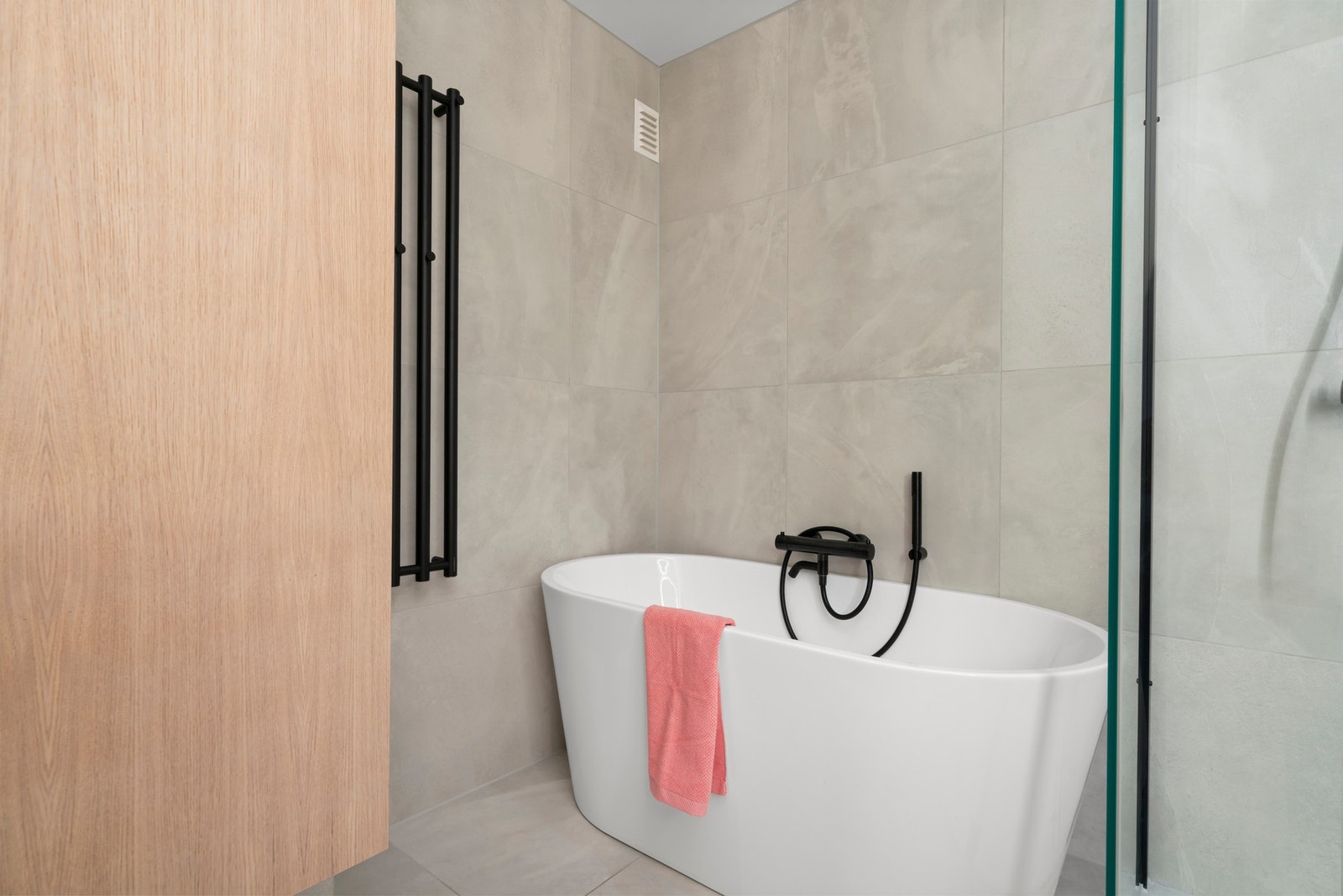 I tillegg er det belyst speil på vegg samt belysning med spotter i himlingen Galleribilde