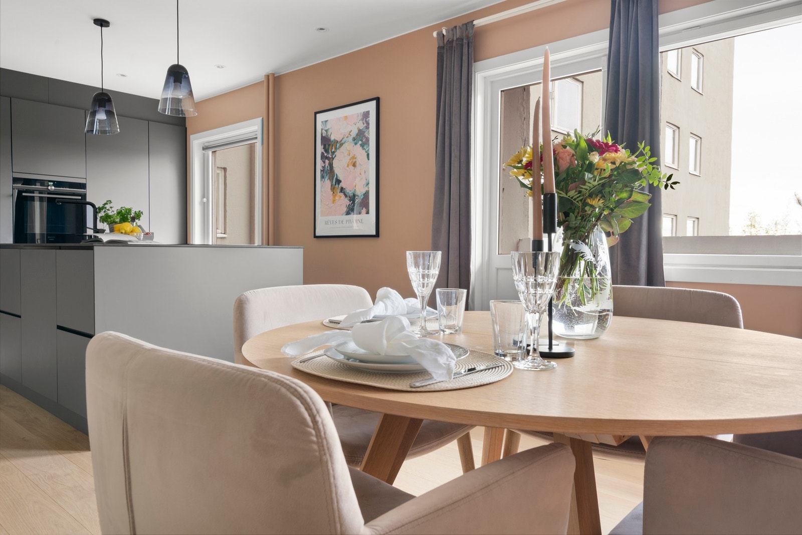 Rommet har rikelig med naturlig lys som skaper en god atmosfære Galleribilde