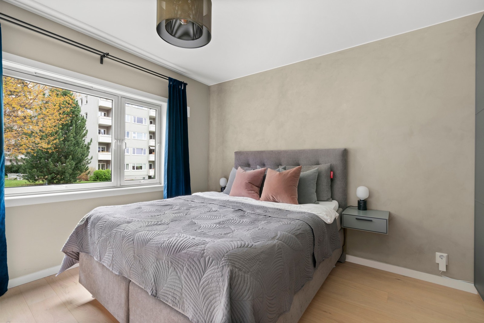 Hovedsoverom med god plass til dobbeltseng og annet soveromsmøblement Galleribilde