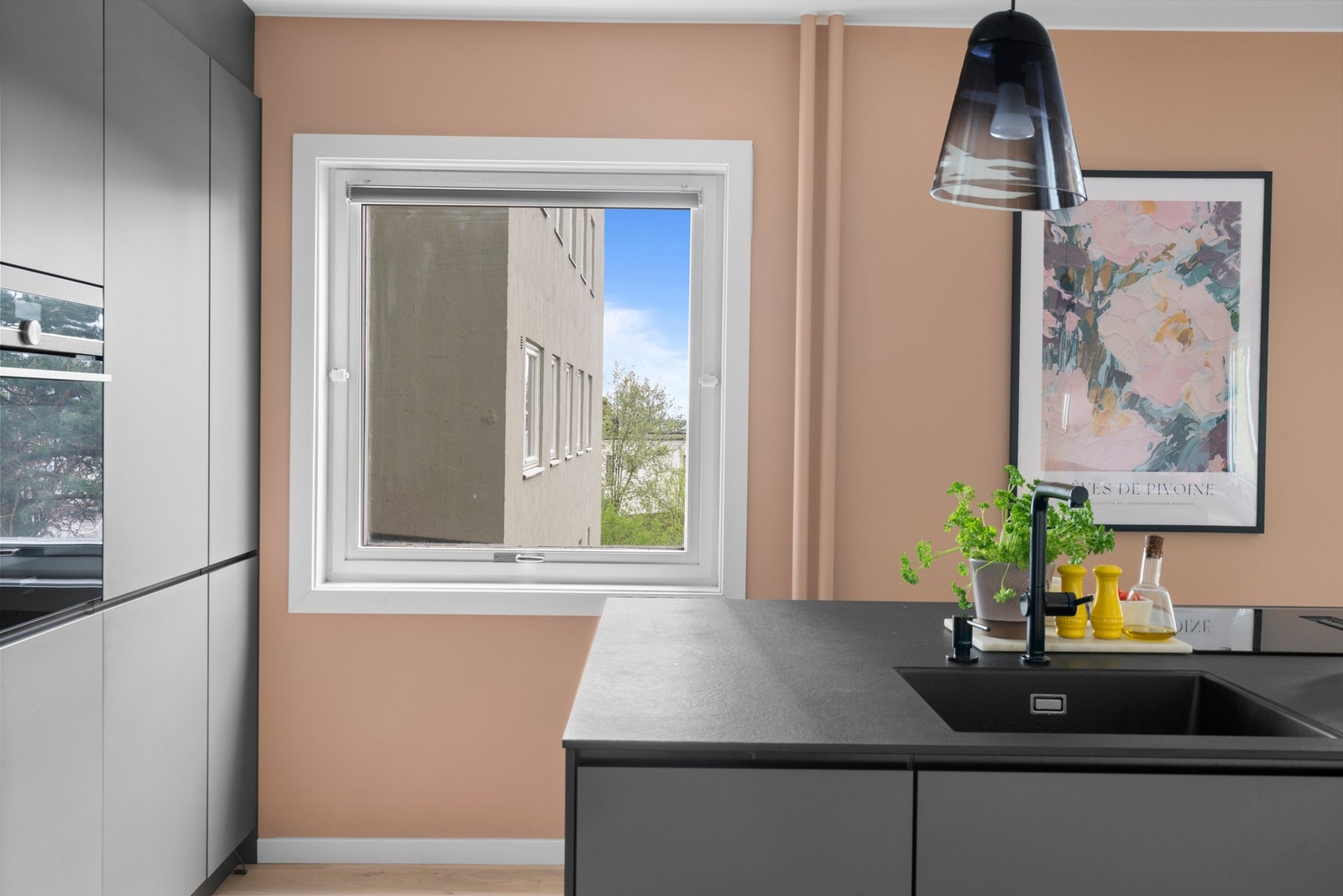 Kjøkkenet har integrerte hvitevarer som komfyr, platetopp med avtrekk, oppvaskmaskin og kjøl/ fryseskap Galleribilde