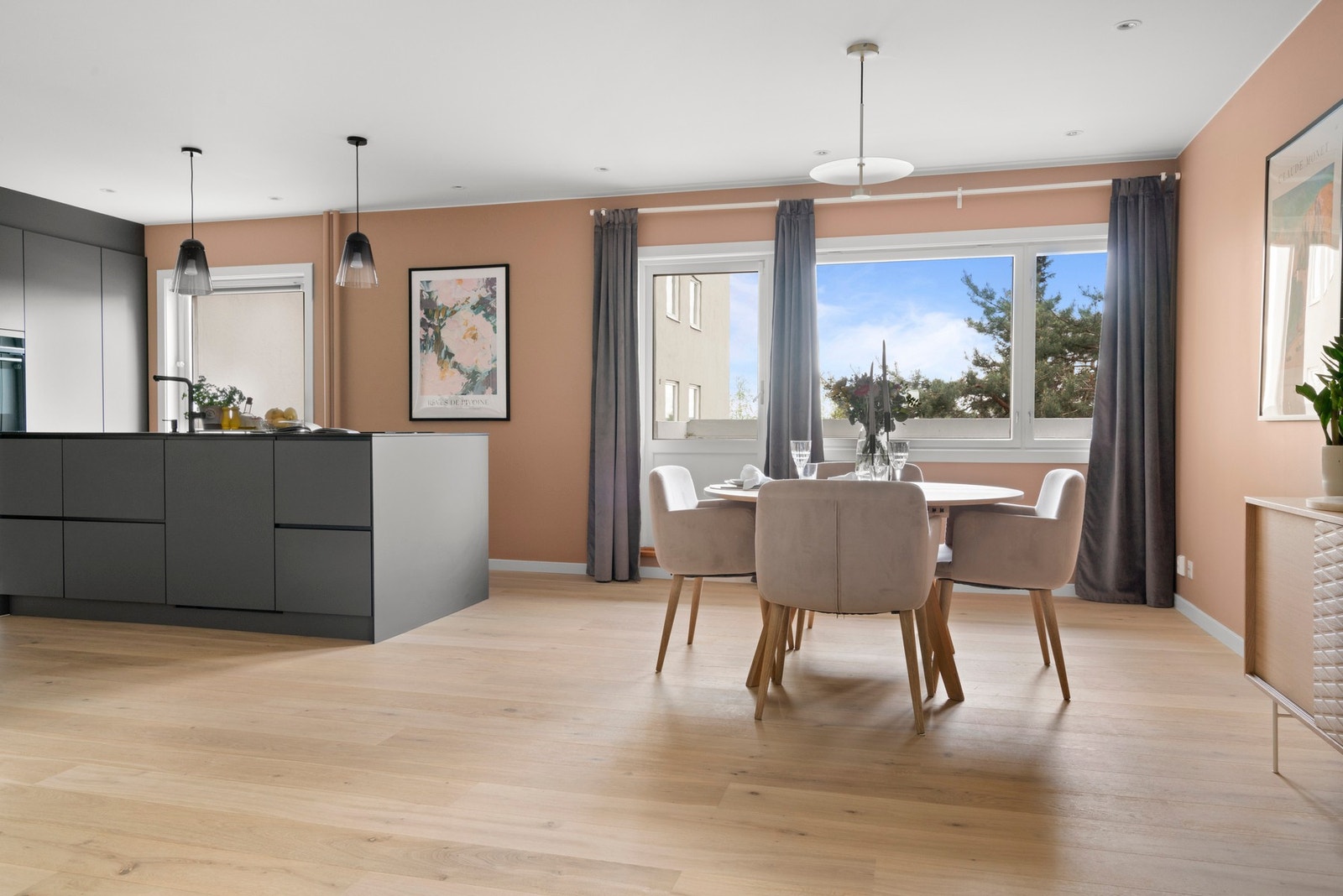 Luftig og åpen stue/kjøkken-løsning med direkte adkomst til balkong Galleribilde