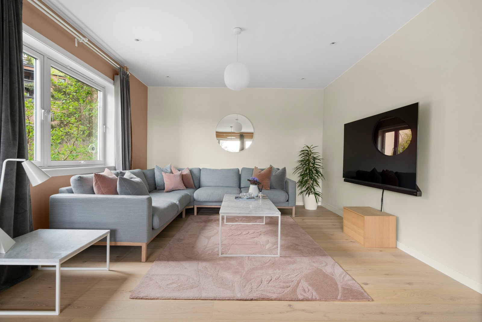 Stuen er meget innredningsvennlig med god plass til møblement Galleribilde