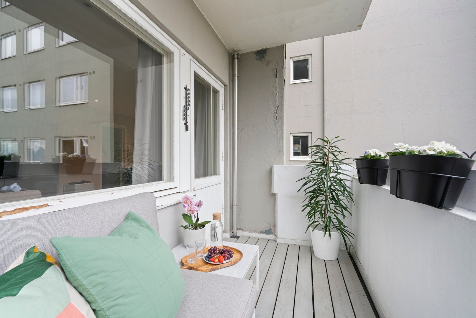 Stuen har utgang til overbygd balkong hvor varme sommerdager kan nytes Galleribilde