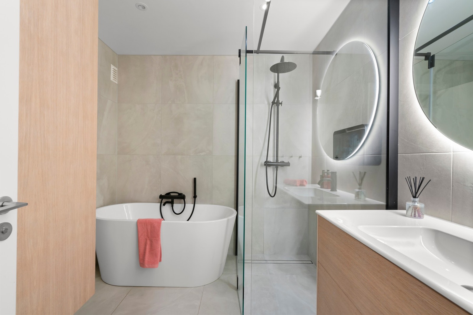 Leiligheten har et lekker, flislagt baderom fra 2021 med behagelig gulvvarme Galleribilde