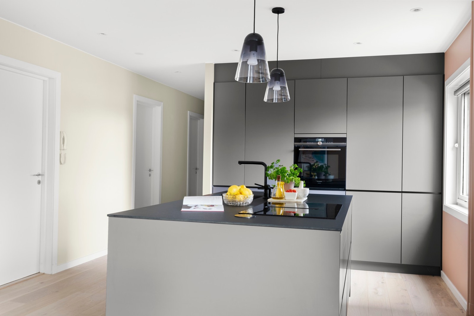 Det er utført i stilige og tidsriktige farger Galleribilde