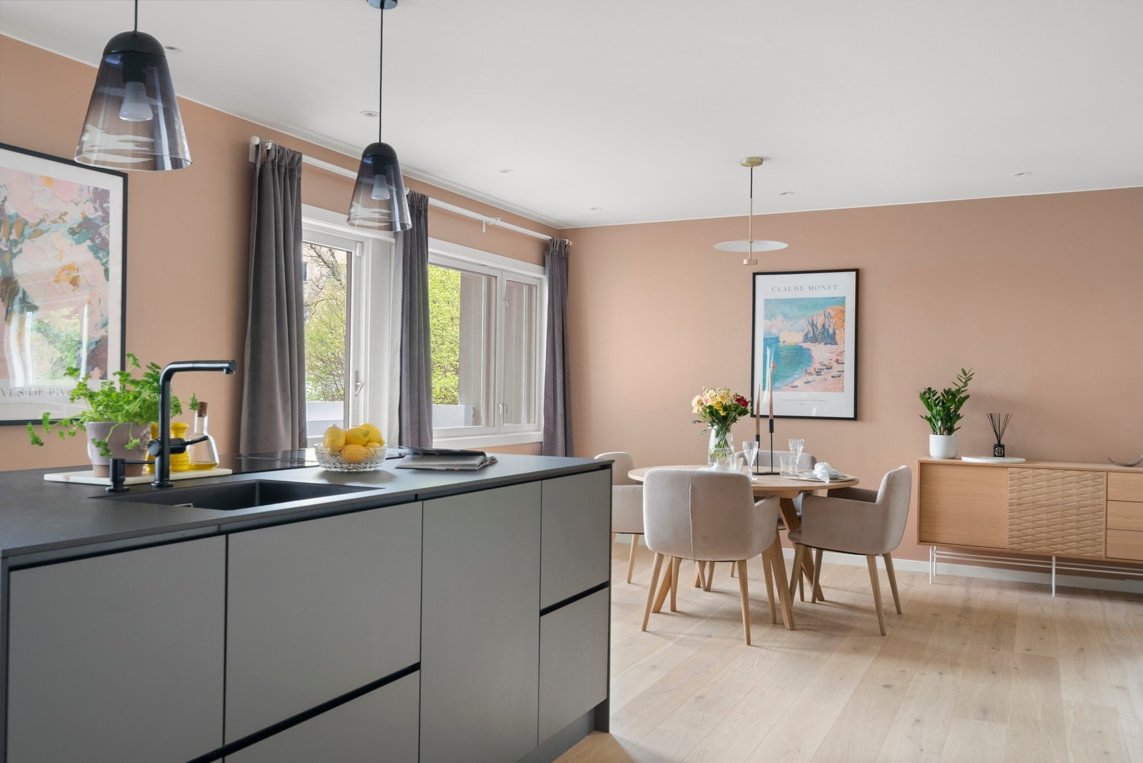 Kjøkken ligger i en åpen, sosial løsning med stuen Galleribilde