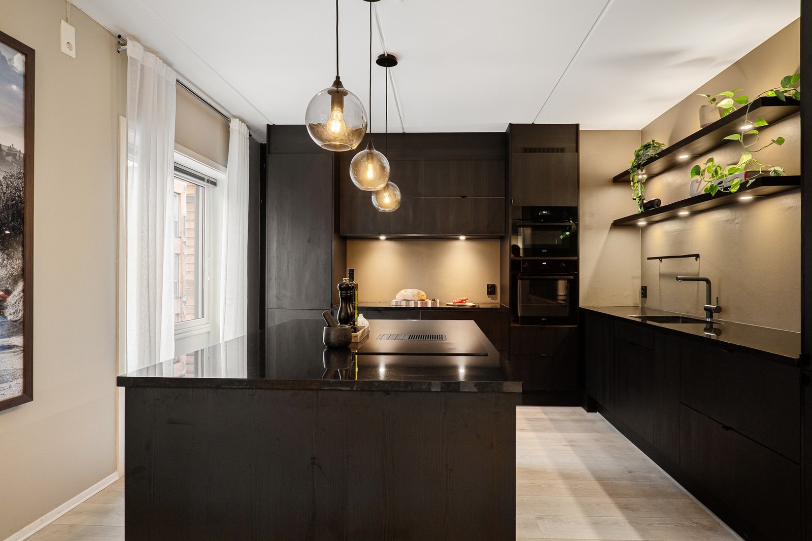 Kjøkkenet er utstyrt med integrerte hvitevarer som induksjon platetopp med integrert ventilator (kullfilter), stekeovn, mikrobølgeovn, kjøl/frys og oppvaskmaskin. Galleribilde