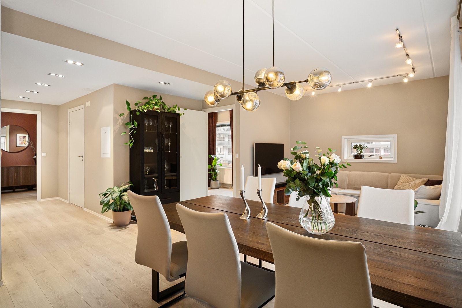 Arealene gir plass til både sittegruppe og spisebord. Galleribilde