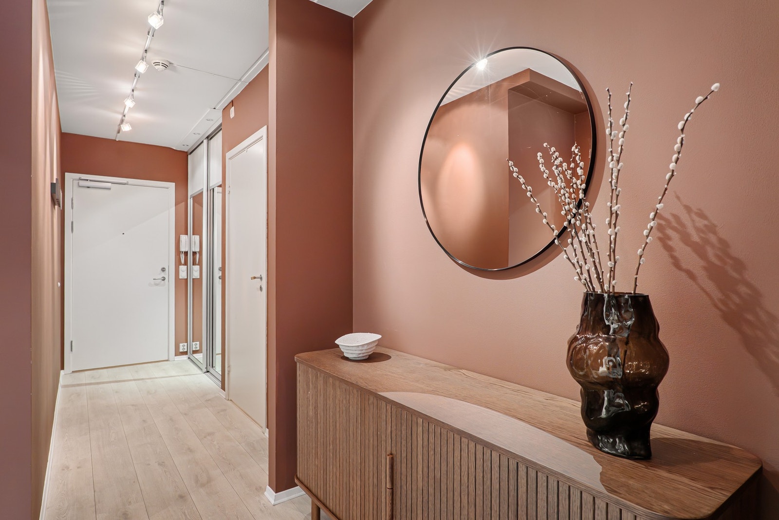 Her er det god plass til oppbevaring av sko og yttertøy. Galleribilde