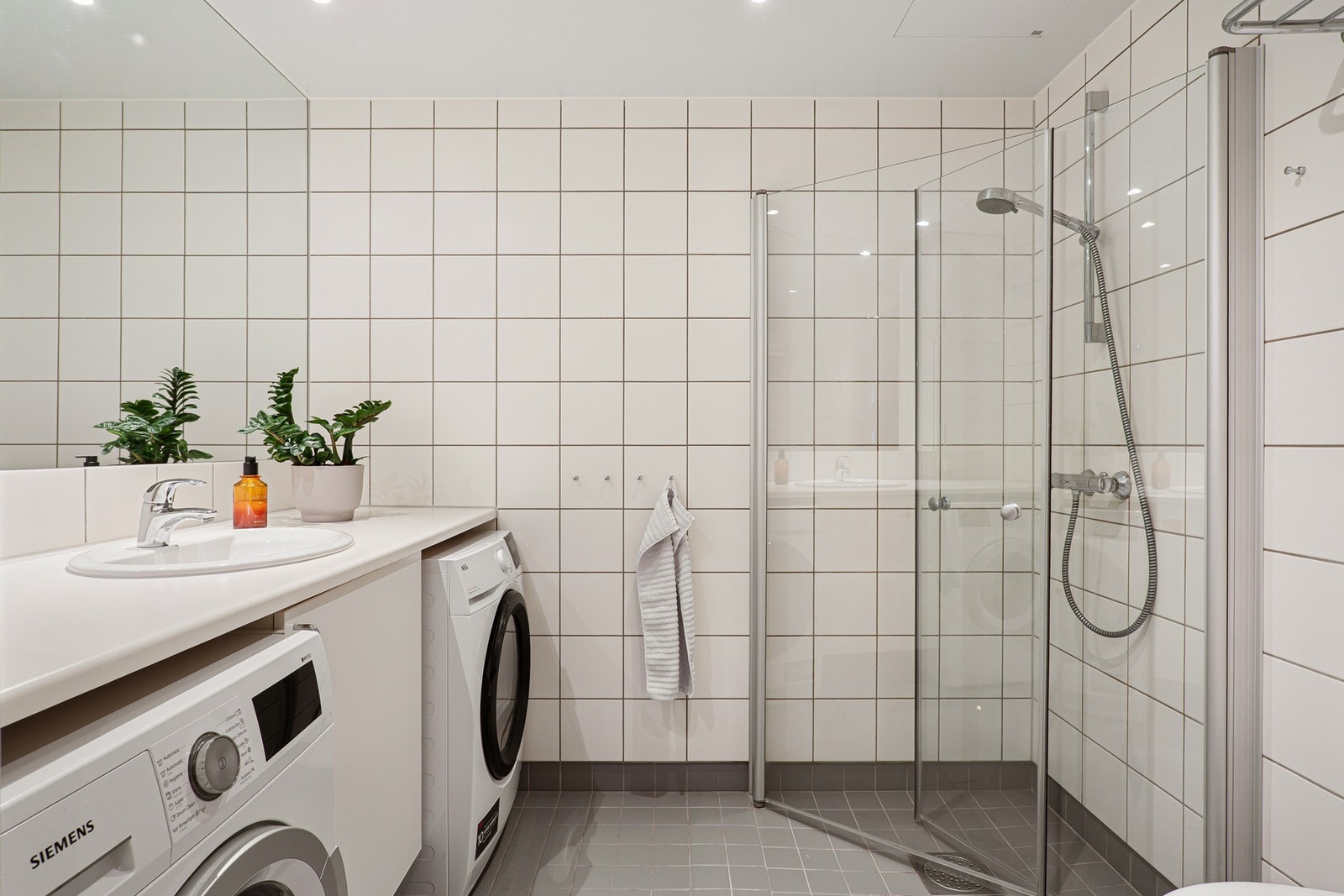 Flislagt romslig baderom fra byggeår med varmekabler i gulv. Galleribilde