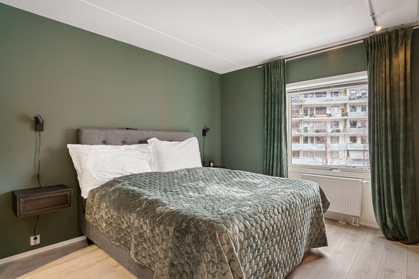 Vindusflate som gir rikelig med naturlig lys og en lun og rolig atmosfære. Galleribilde