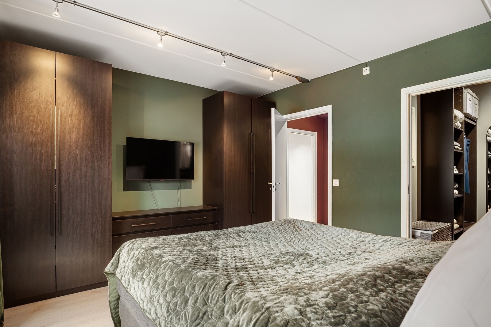 Her er det god plass til dobbeltseng og annet øvrig møblement. Galleribilde