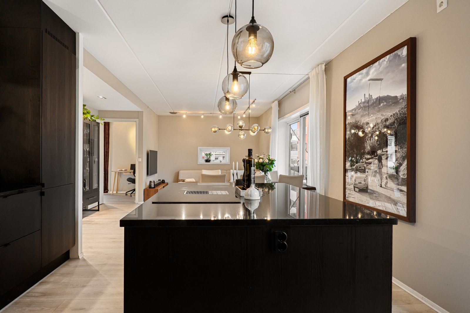 Det er rikelig med skap- og benkeplass på kjøkkenet. Galleribilde