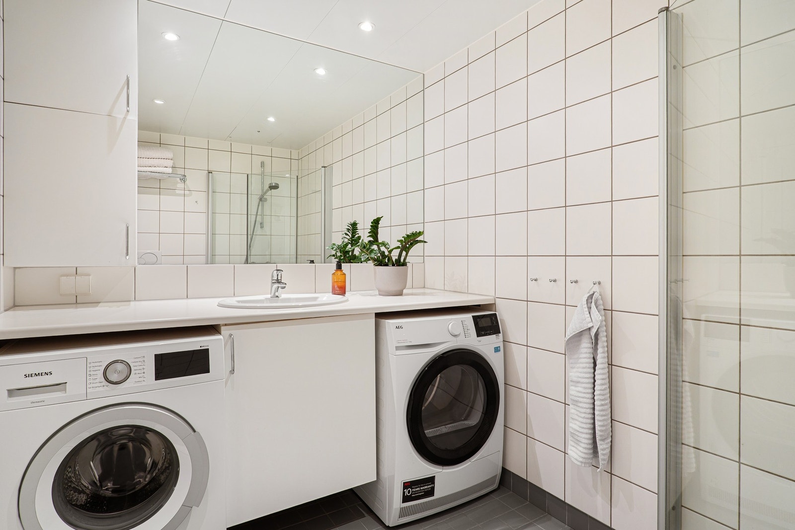 Det er opplegg for vaskemaskin og tørketrommel på badet. Galleribilde