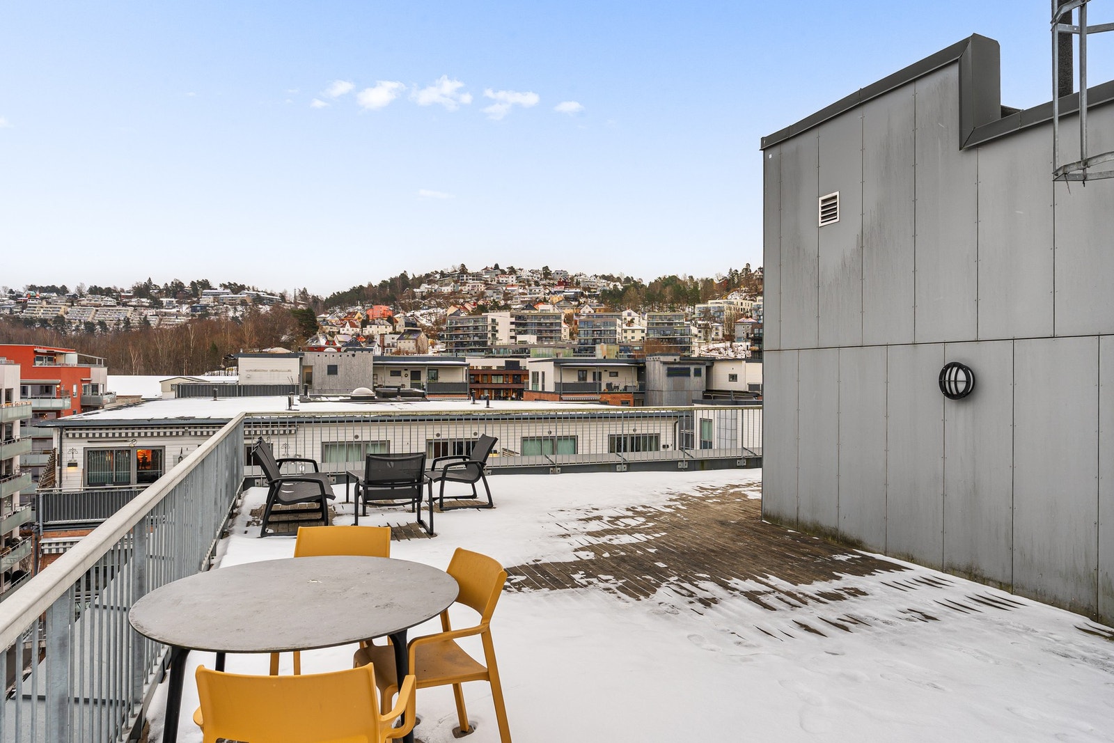 Her er det en rekke ulike sittegrupper til felles bruk. Galleribilde