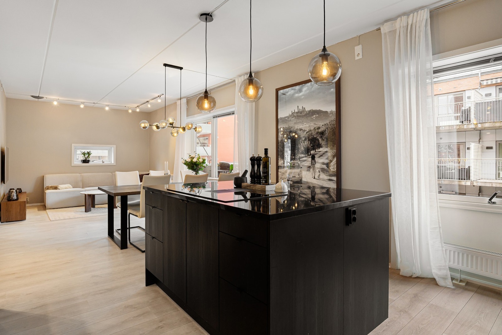 En lekker 3-roms leilighet midt i Kværnrebyen med felles takterrasse, garasjeplass, balkong, walk-in-closet og en gjennomgående planløsning! Galleribilde