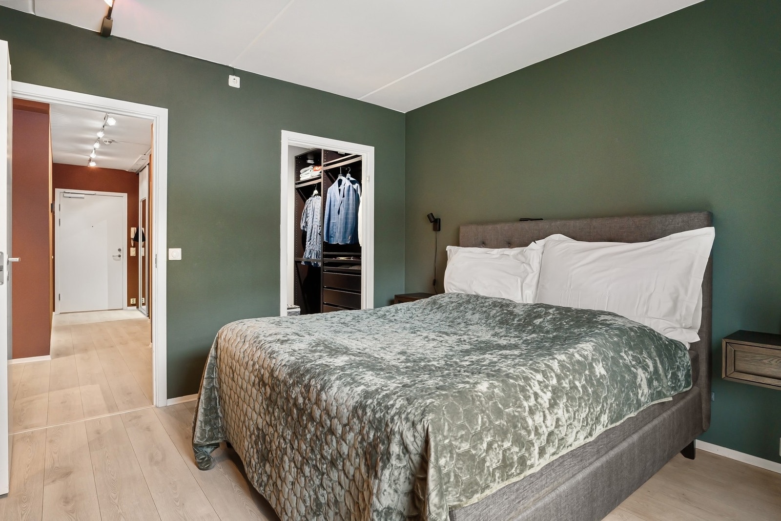 Hovedsoverom med tilknytning til egen garderobesone. Galleribilde