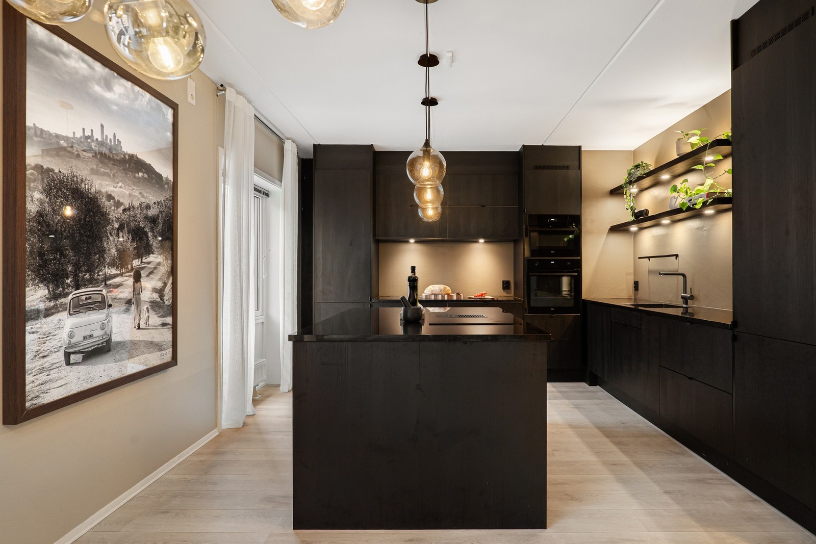 Gjennomgående sorte detaljer som gir et helhetlig uttrykk. Galleribilde