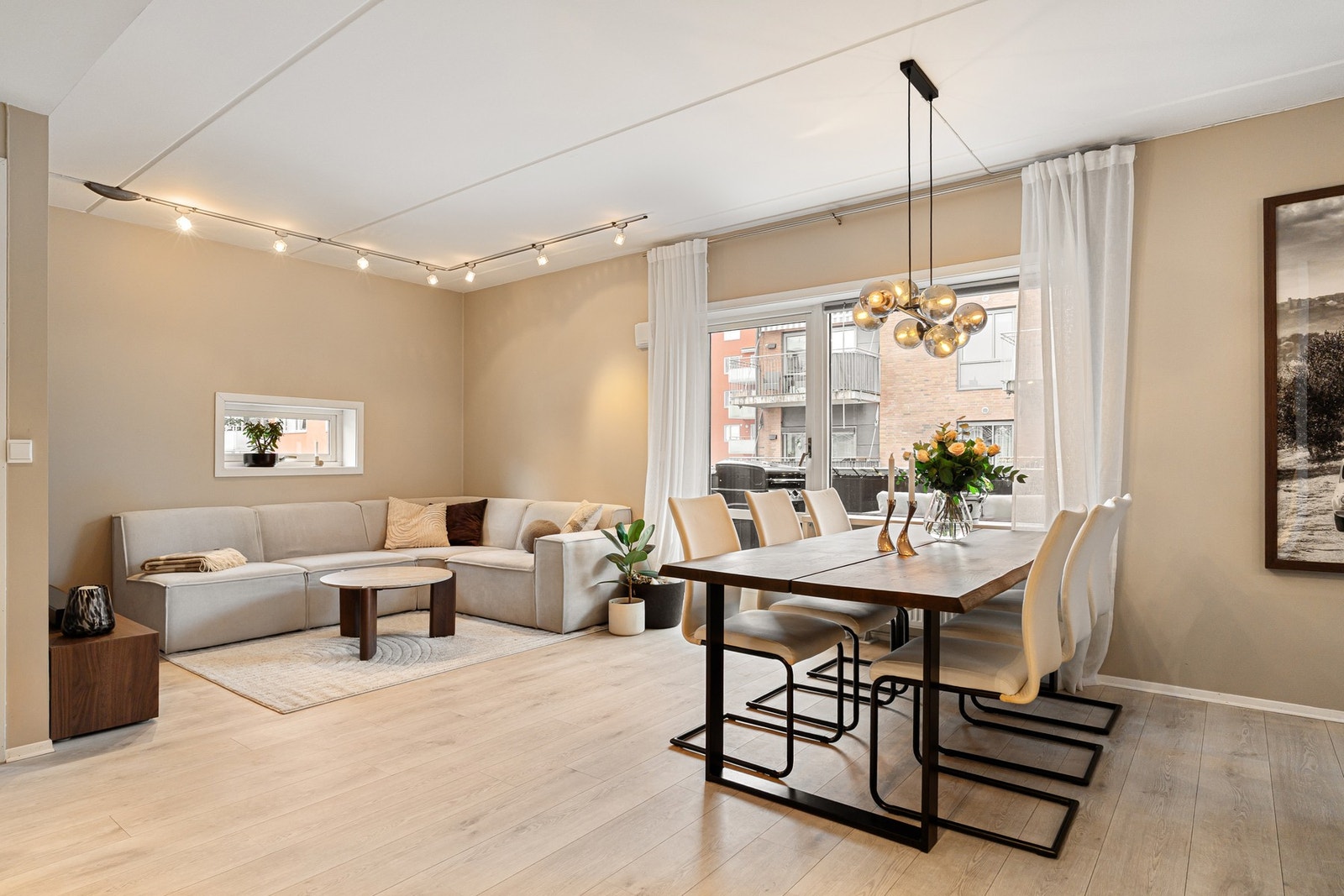 Stuen er romslig og innbydende med flere sosiale soner. Galleribilde