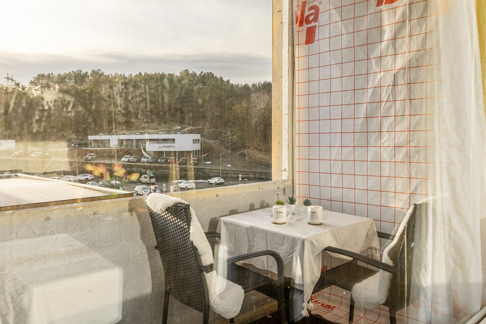 Med en balkong av denne størrelsen får en mulighet til å møblere slik en ønsker. Borettslaget er under renovering og balkonger vil bli utvidet. Galleribilde